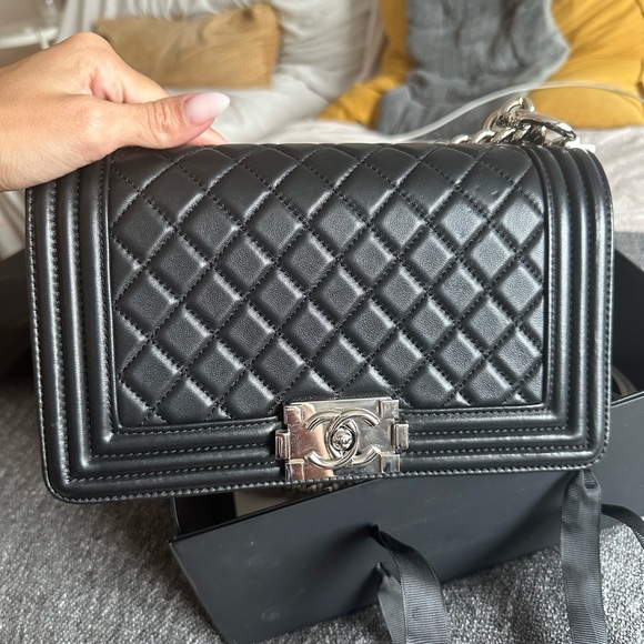 Black purse with box, dust bag, all cards and ribbon. - Picture 2 of 16